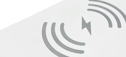 1 0 USB / White Lámpara de escritorio LED multifuncional 3 en 1 con control por aplicación, iluminación ambiental RGB, cargador inalámbrico inteligente y despertador.
